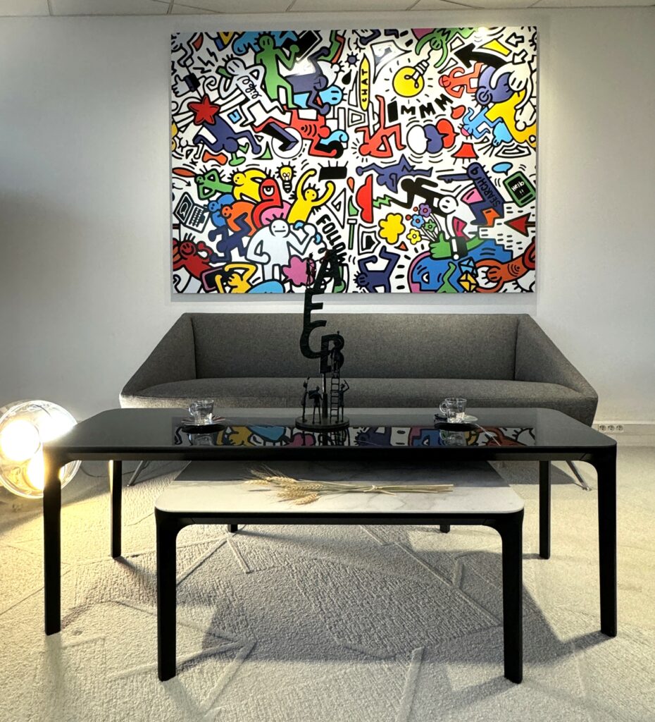 Bureau de direction avec canapé, tables basses, œuvres d'art pour office branding