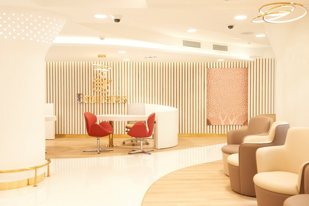 agencement sur mesure de l'espace clientèle du siège parisien d'Emirates