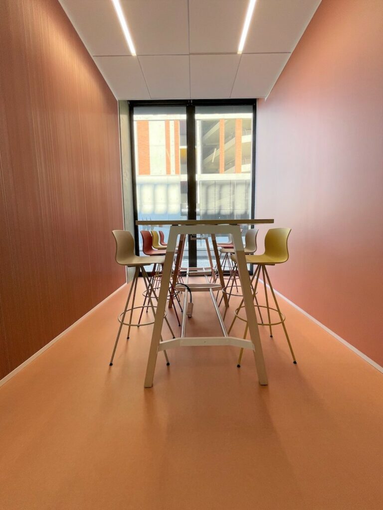 Les sols, les murs, les peintures, le mobilier, tout participe à la mise en place d'un aménagement durable à base de matériaux éco-responsables.