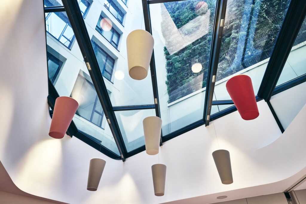 Installation de suspension luminaire chez CCR en cônes acoustiques